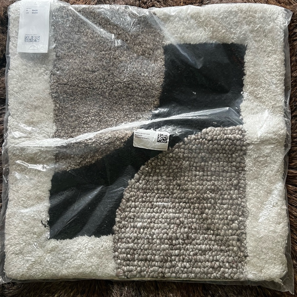 H&M pillow Cover 20x20in